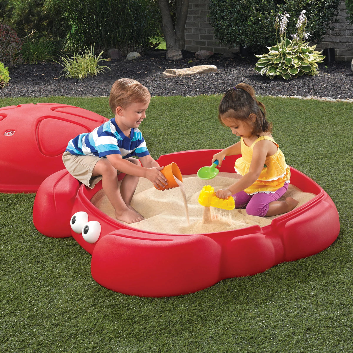 Red Plastic Outdoor Sandbox with Cover D3060